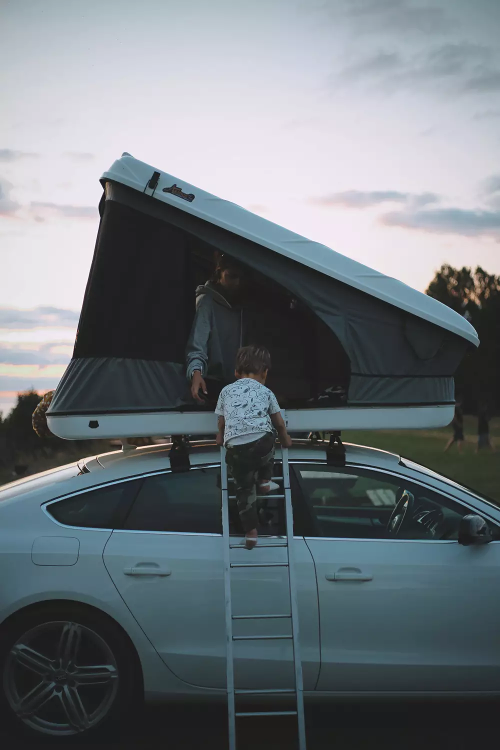 Elvijs Viļevičs @aparaats @nelliakurme James Baroud Space on top of his Audi for family camping