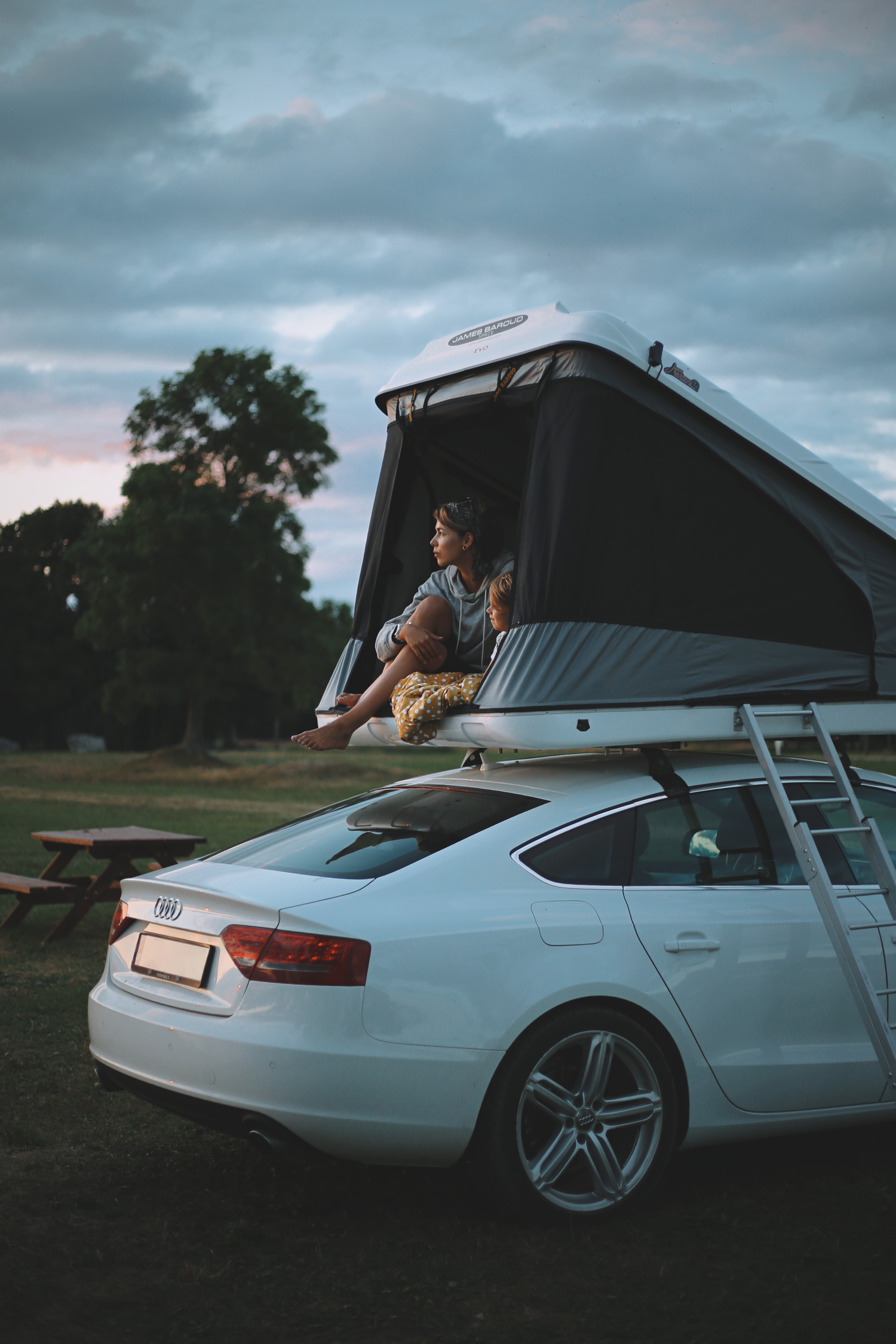 Elvijs Viļevičs @aparaats @nelliakurme  James Baroud Space on top of his Audi for family camping