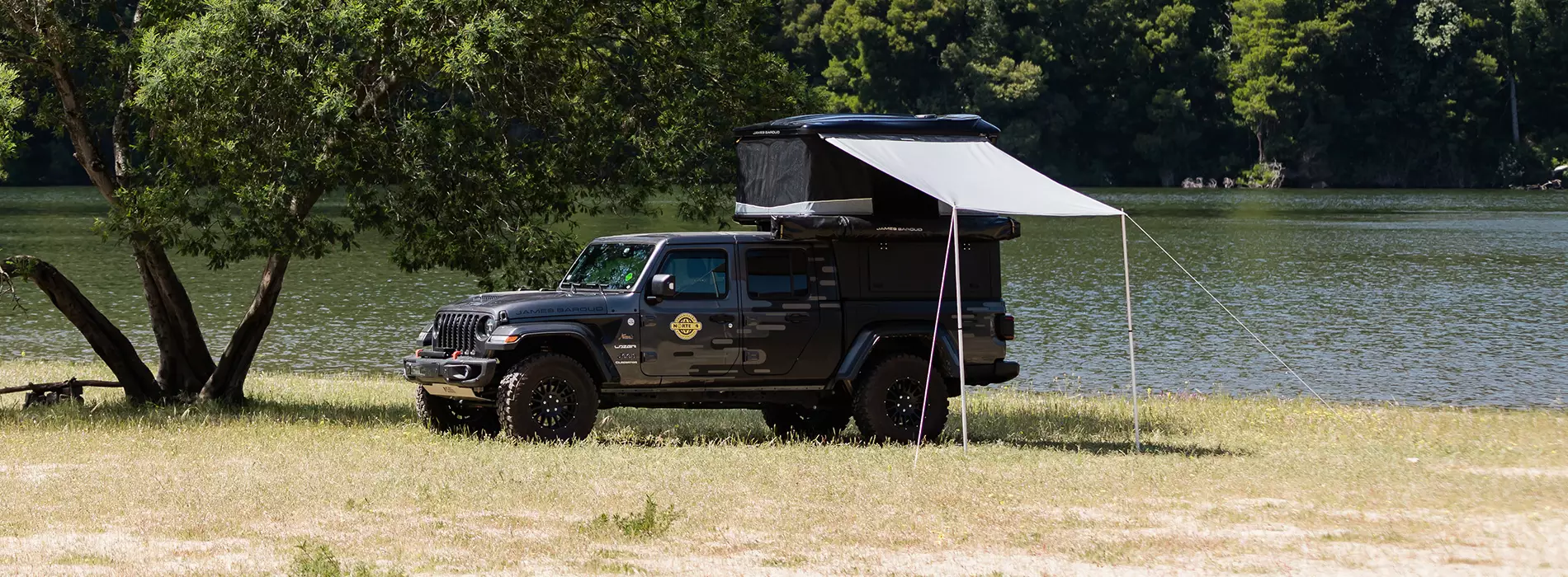 James Baroud Frontier Awning Being Used On a Jeep Banner