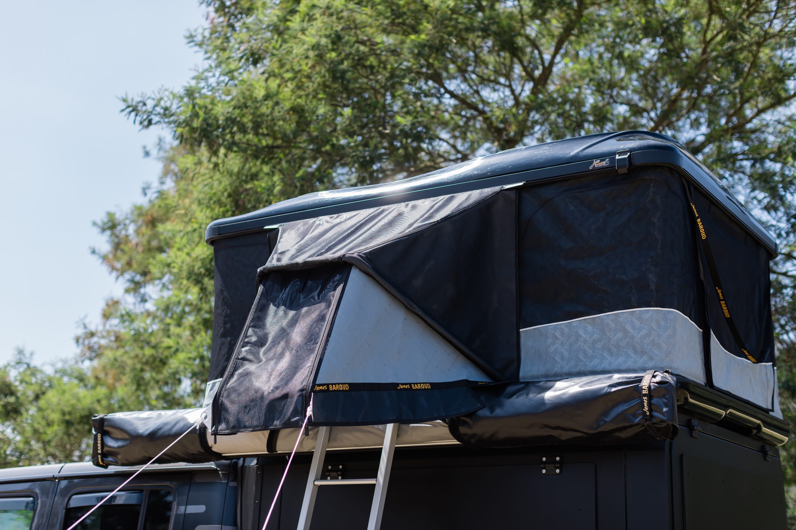 Tente de toit James Baroud Space M, ouverture trapèze – Camp Plein Air