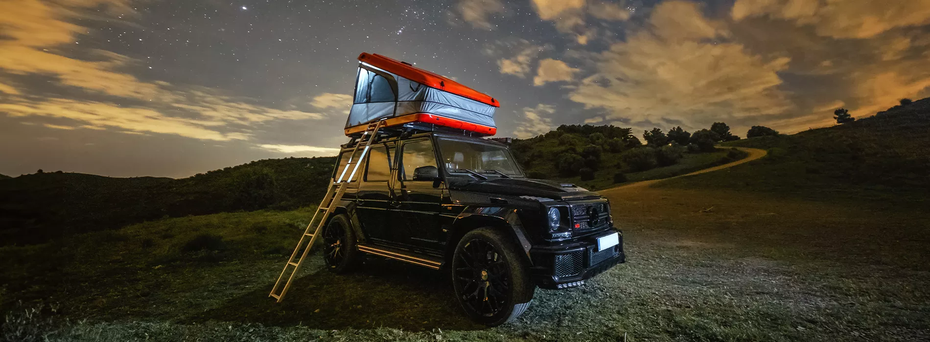 Camper Fontanilles with James Baroud Space Red open under a starry night sky
