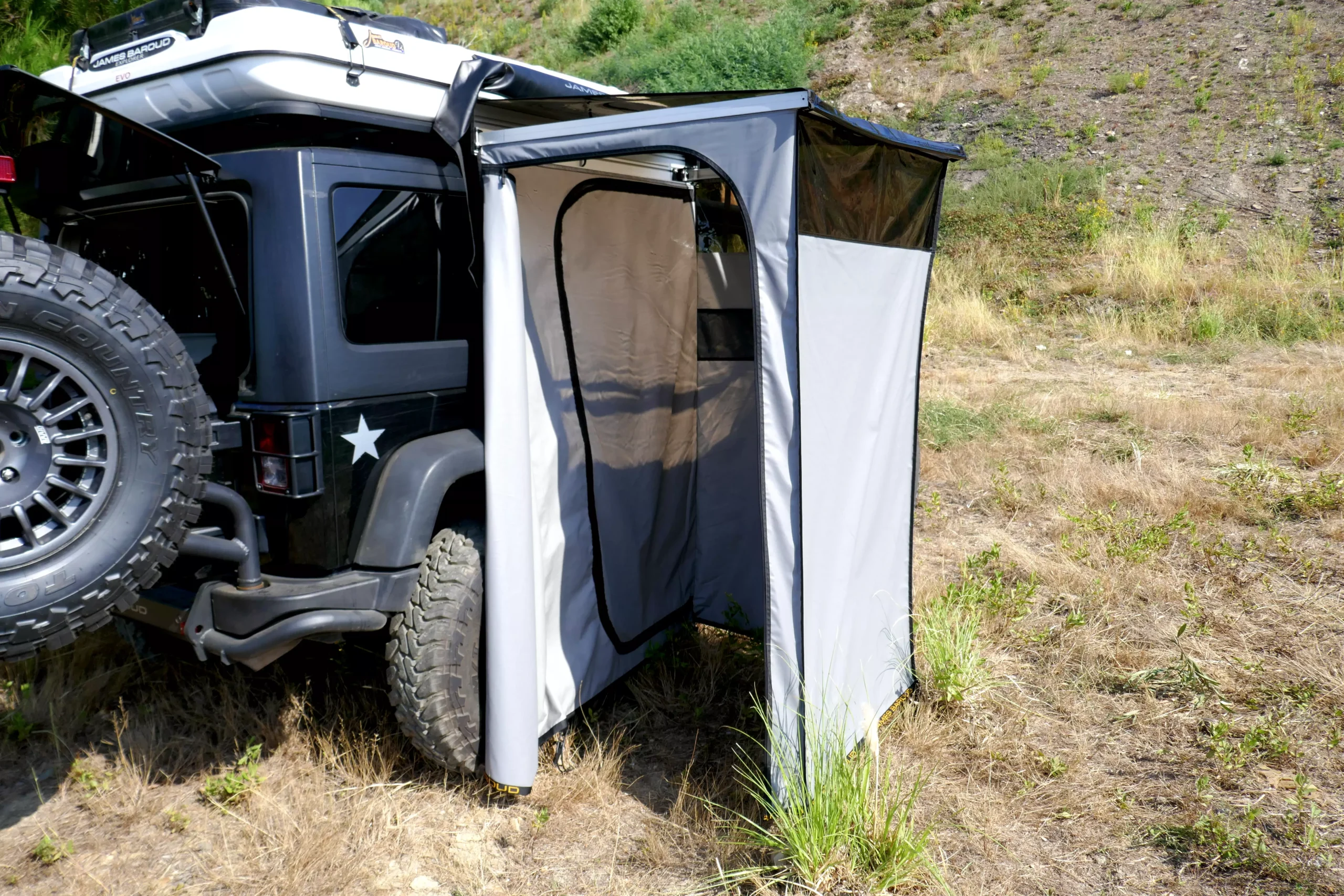 James Baroud Frontier Awning Being Used On a Jeep Banner