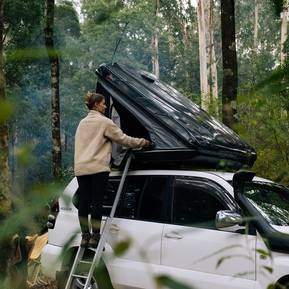 James Baroud Frontier Awning Being Used On a Jeep Banner