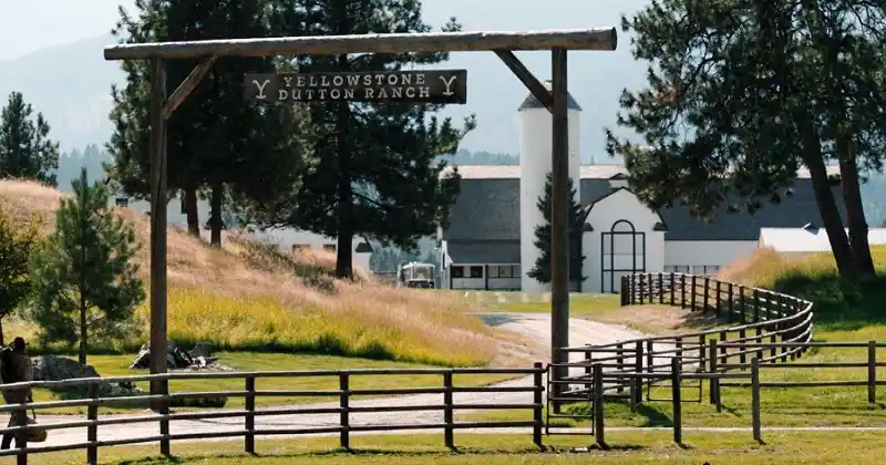 Hooked on Houses. “The Real Ranch In Montana Where Yellowstone is Filmed”. 