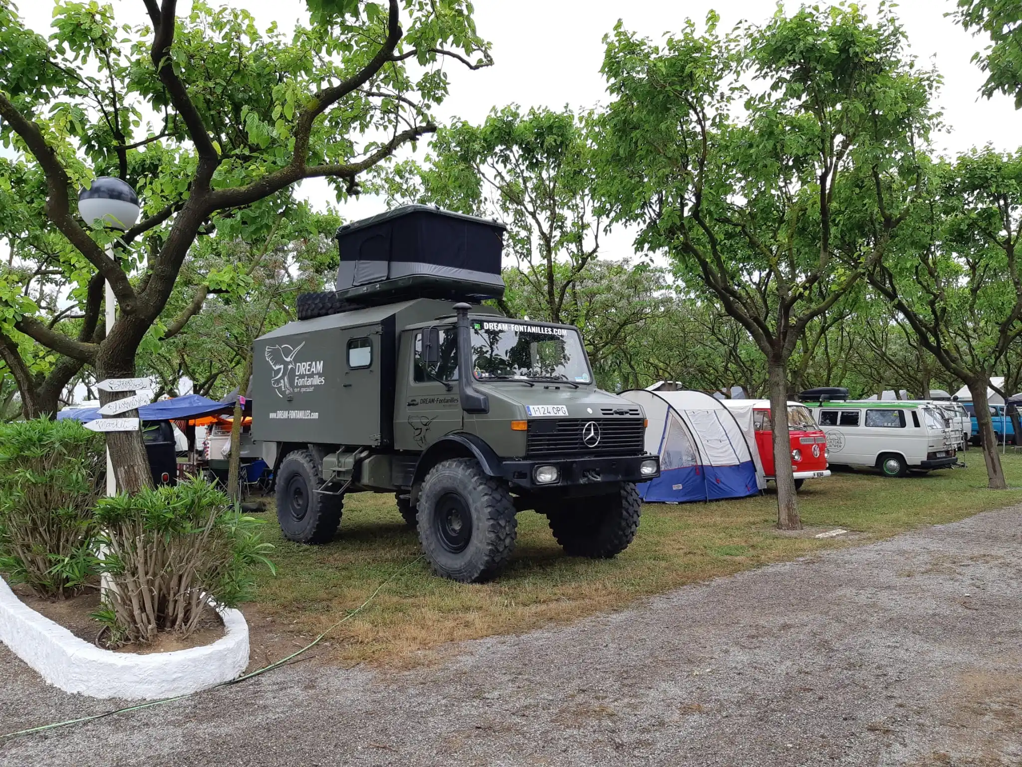 Unimog from Camper Fontanilles with rooftop tent